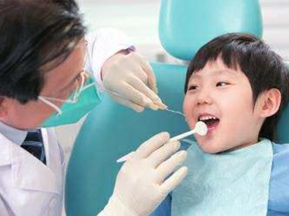 <b>小孩什么年龄段可以涂氟或者使用含氟牙膏？</b>